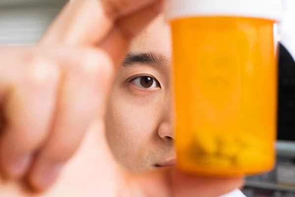 Asian-Pharmacist-Pills
