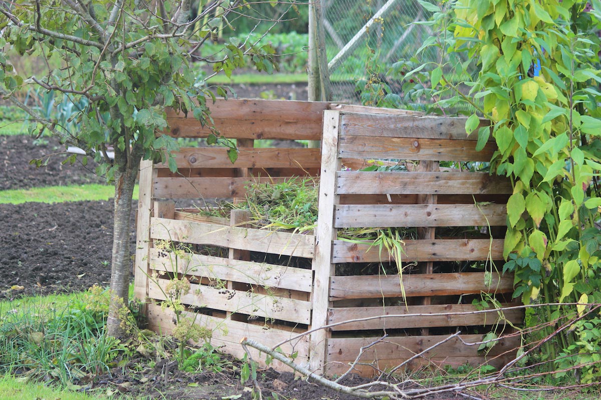 Wood-Pallet-Compost-Box