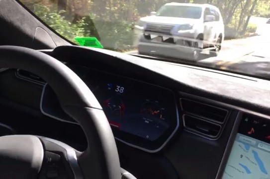 Tesla-self-driving-autopilot-car-almost-crashed